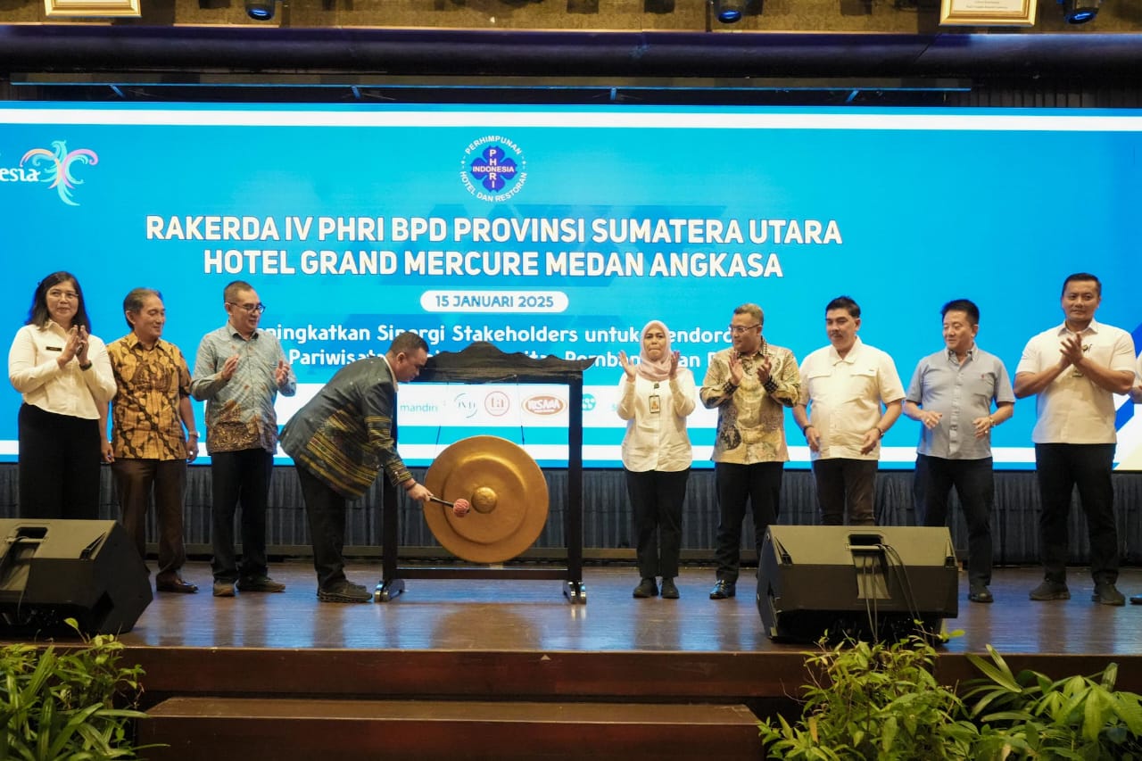 Kadis Pariwisata Medan M.Odi Anggia Batubara foto bersama saat raker IV PHRI Sumut di Medan, Rabu (15/1/2025). BP/erwan