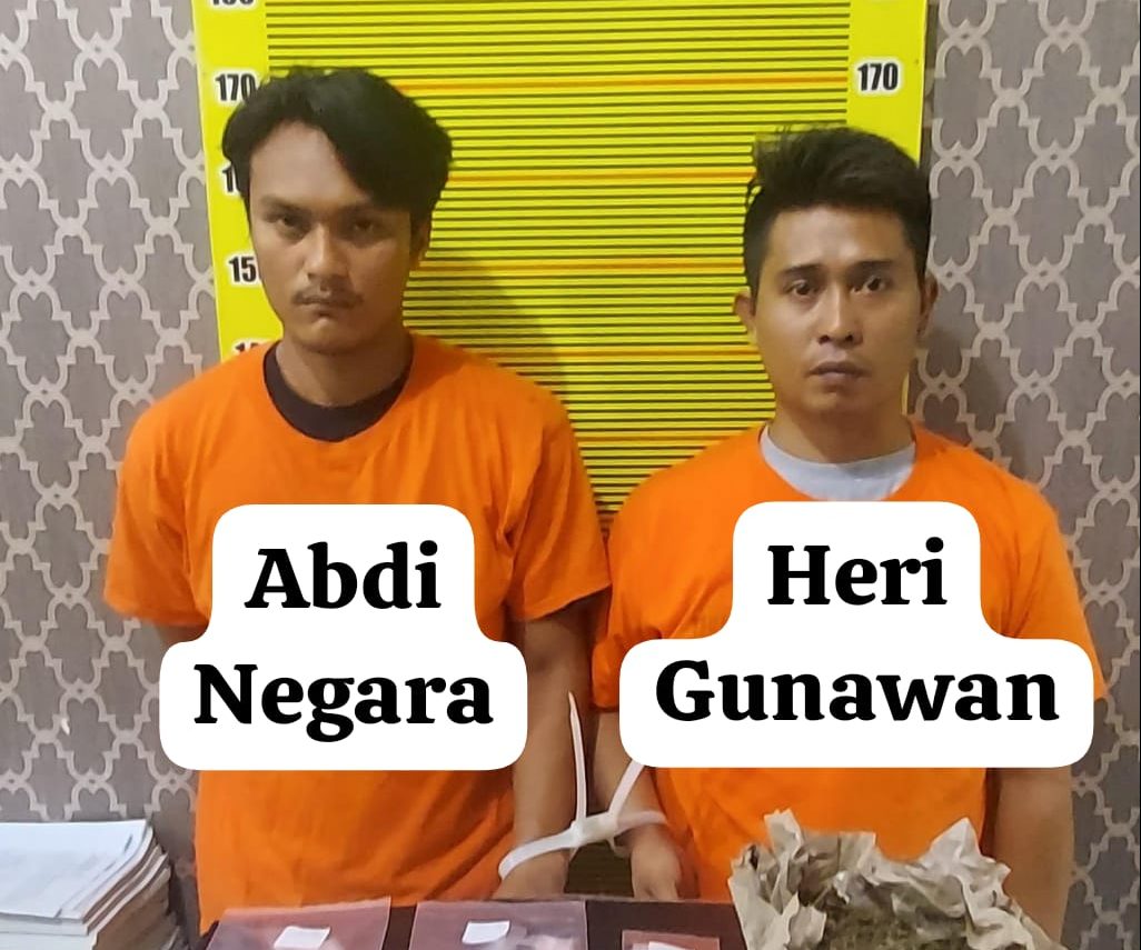 kedua pelaku yang diamankan petugas kepolisian.(Istimewa)