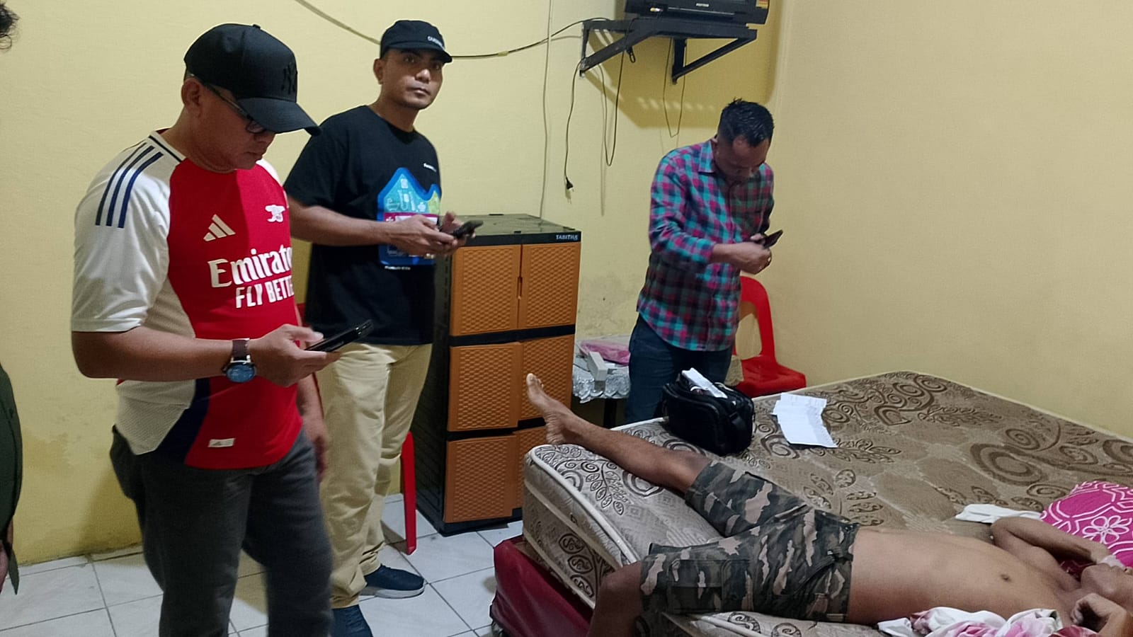 Korban ketika ditemukan tewas di kamar Hotel Mutiara Lubuk Pakam.(Istimewa).