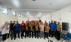 Direksi PUD Pasar Medan beserta jajarannya foto bersama dengan pedagang serta mitra pengelola parkir usai sosialisasi program parkir digitalisasi parkir di Pasar Petisah Medan. BP/erwan
