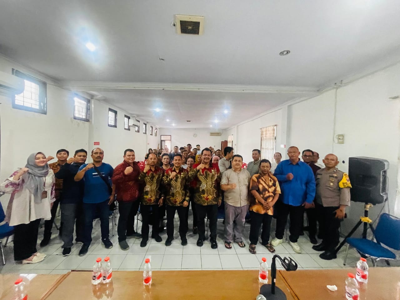 Direksi PUD Pasar Medan beserta jajarannya foto bersama dengan pedagang serta mitra pengelola parkir usai sosialisasi program parkir digitalisasi parkir di Pasar Petisah Medan. BP/erwan
