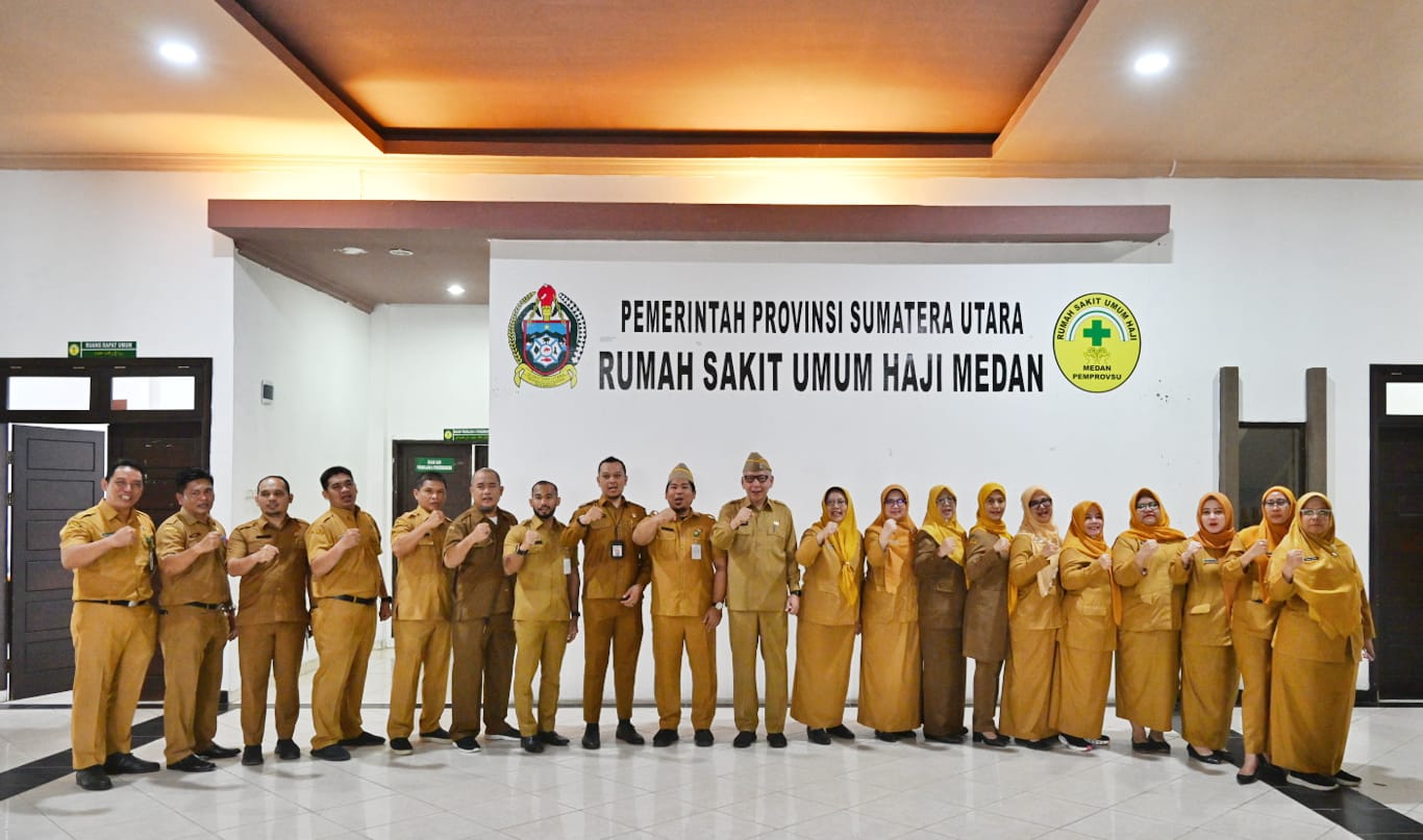 Penjabat (Pj) Sekretaris Daerah Provinsi (Sekdaprov) Sumatera Utara (Sumut) Muhammad Armand Effendy Pohan memimpin Apel Pagi di Halaman Kantor Rumah Sakit Umum Haji di Jalan R.S Umum Haji Nomor 47 Medan, Senin (20/1/2025).