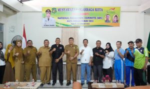 Kadispora Medan T Chairuiza foto bersama saat membuka pelaksanaan Musyawarah Olah Raga NPC Medan. BP/erwan