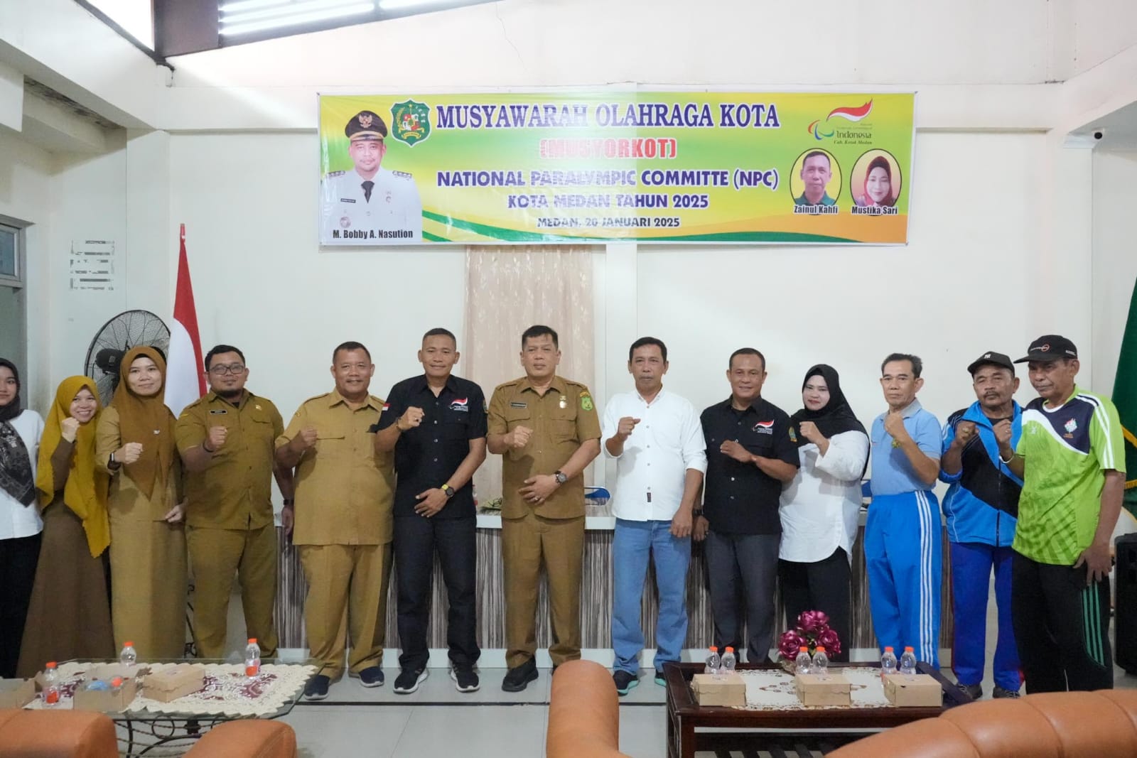 Kadispora Medan T Chairuiza foto bersama saat membuka pelaksanaan Musyawarah Olah Raga NPC Medan. BP/erwan