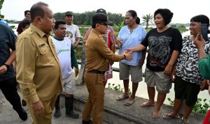Kepala Dinas Ketahanan Pangan, Tanaman Pangan dan Holtikultura Sumut, Rajali mendampingi Wakil Menteri Dalam Negeri RI Bima Arya meninjau Penyumbatan Irigasi dan Titik Normalisasi Drainase di Desa Pematang Lalang, Kecamatan Percut Seituan, Kabupaten Deli Serdang.(Istimewa)