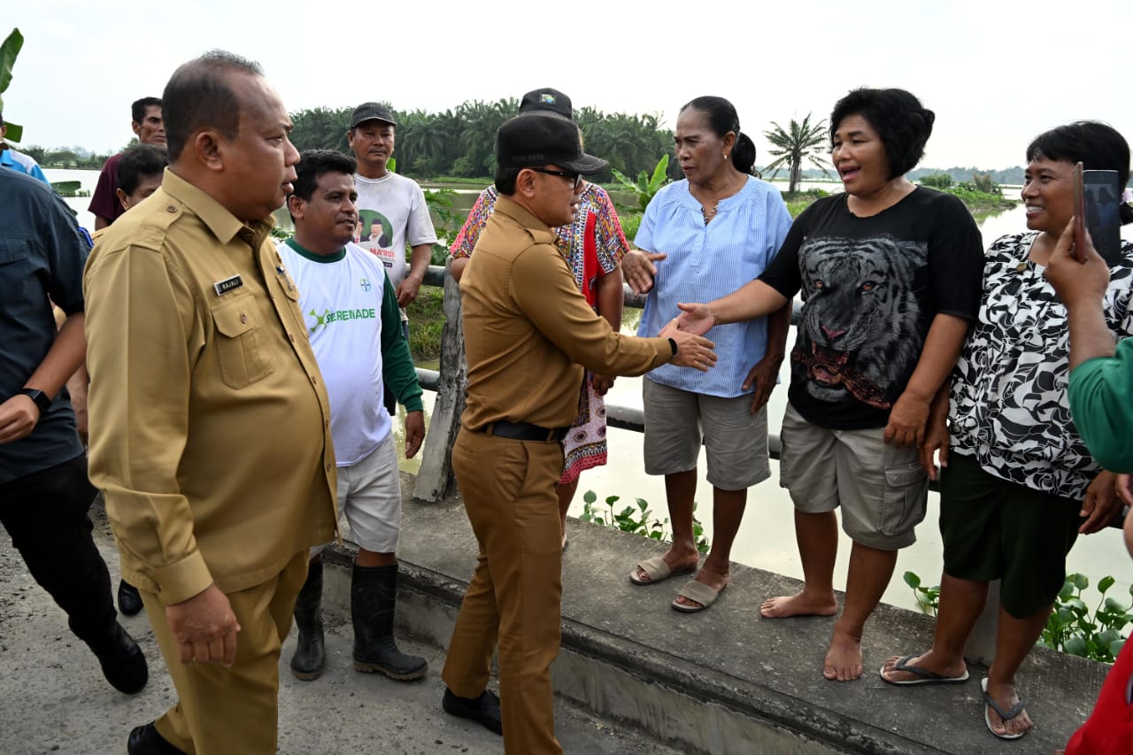 Kepala Dinas Ketahanan Pangan, Tanaman Pangan dan Holtikultura Sumut, Rajali mendampingi Wakil Menteri Dalam Negeri RI Bima Arya meninjau Penyumbatan Irigasi dan Titik Normalisasi Drainase di Desa Pematang Lalang, Kecamatan Percut Seituan, Kabupaten Deli Serdang.(Istimewa)