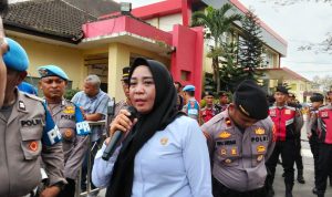 Teks foto: AKP Indah menerima massa pendemo.(Istimewa).