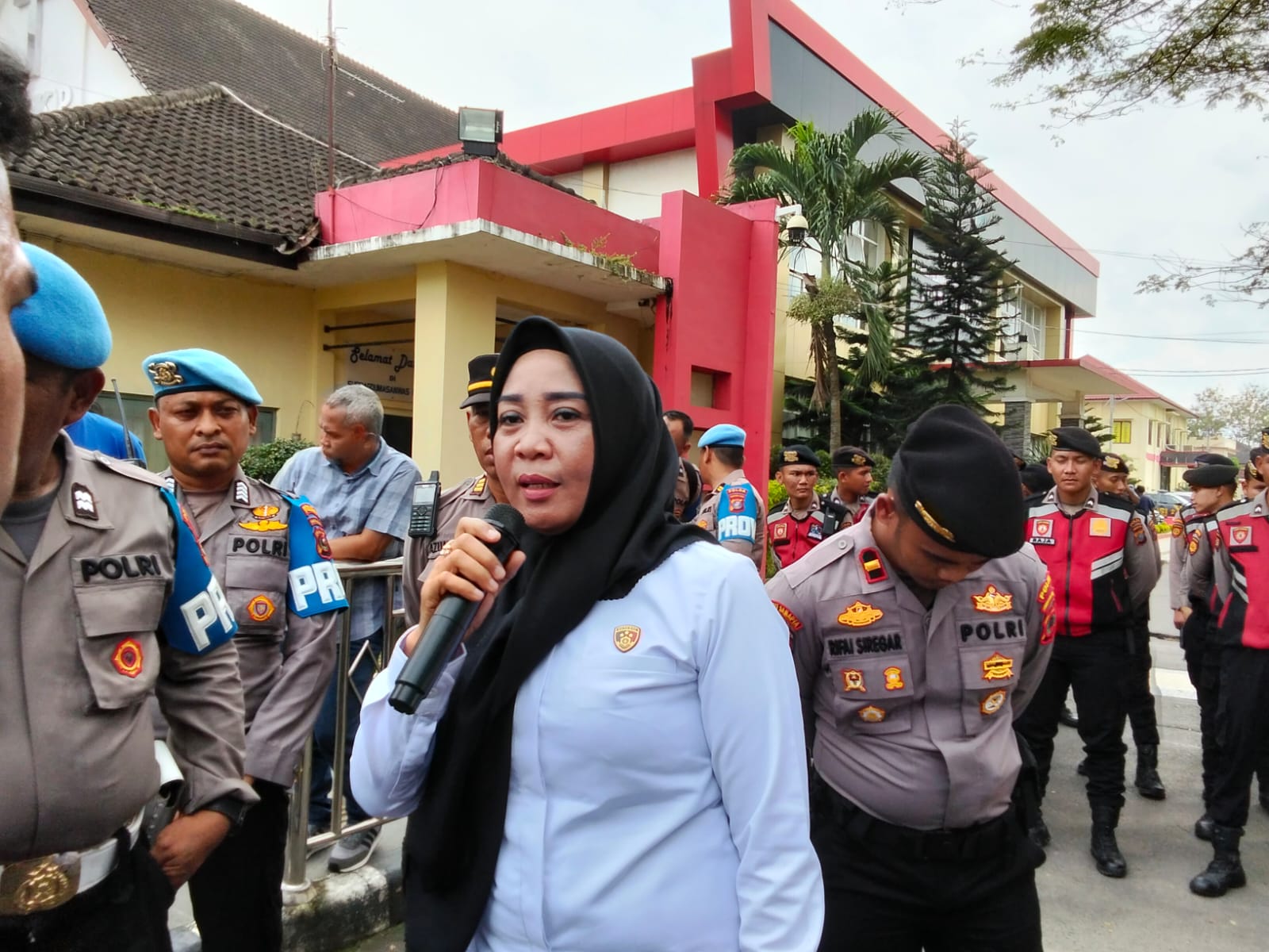 Teks foto: AKP Indah menerima massa pendemo.(Istimewa).