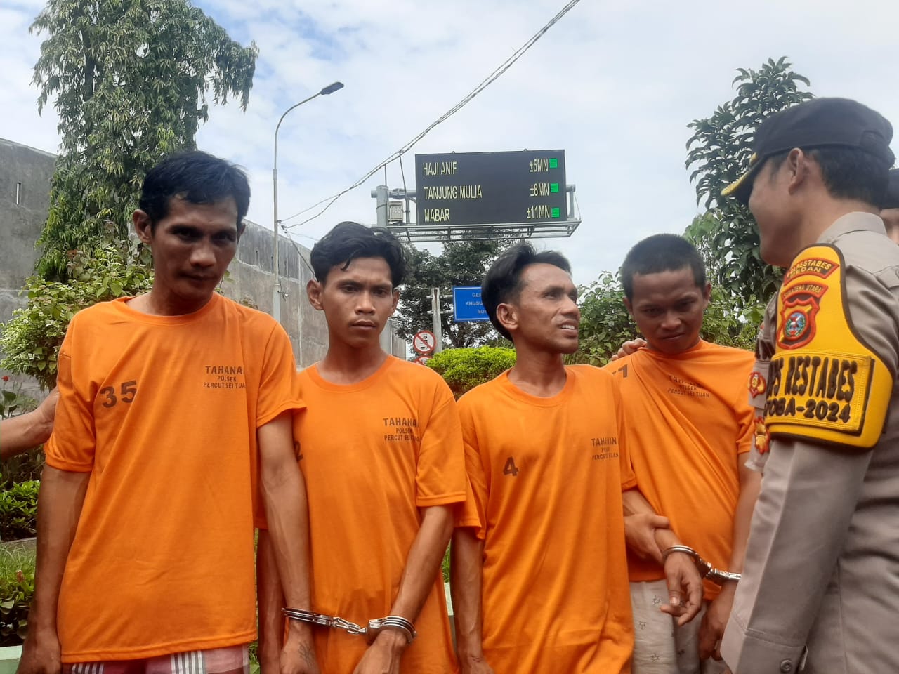 Pelaku ketika diinterogasi Wakapolrestabes Medan AKBP Taryono.(Istimewa)