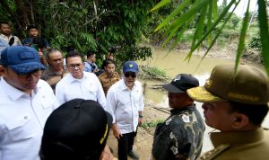 Teks foto : Pj. Gubernur Sumatera Utara (Sumut) Agus Fatoni mendampingi Menteri Koordinator (Menko) Bidang Pangan RI Zulkifli Hasan meninjau Irigasi Pompanisasi PLN di Desa Dalu Sepuluh-B Kecamatan Tanjung Morawa Kabupaten Deliserdang.(Istimewa)