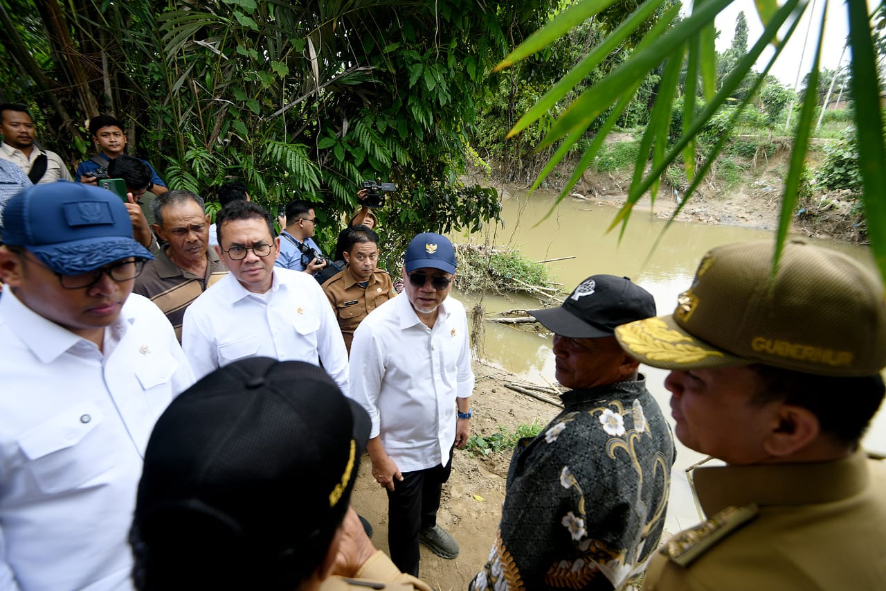 Teks foto : Pj. Gubernur Sumatera Utara (Sumut) Agus Fatoni mendampingi Menteri Koordinator (Menko) Bidang Pangan RI Zulkifli Hasan meninjau Irigasi Pompanisasi PLN di Desa Dalu Sepuluh-B Kecamatan Tanjung Morawa Kabupaten Deliserdang.(Istimewa)