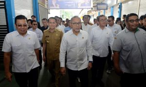 Teks foto : Pj. Gubernur Sumatera Utara (Sumut) Agus Fatoni mendampingi Menteri Koordinator (Menko) Bidang Pangan RI Zulkifli Hasan meninjau ketersediaan dan harga kebutuhan pokok di Pasar Sei Sikambing Jalan Gatot Subroto Kota Medan.(Istimewa)