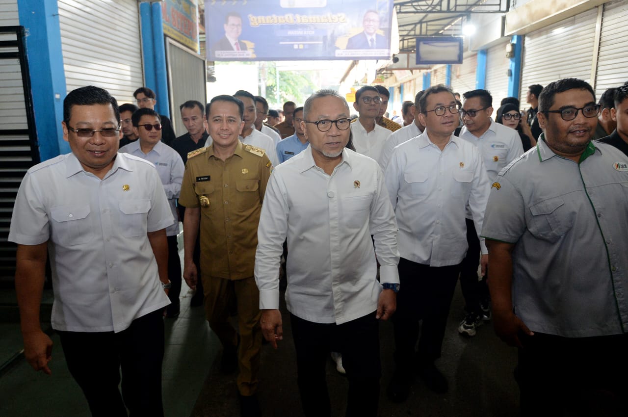 Teks foto : Pj. Gubernur Sumatera Utara (Sumut) Agus Fatoni mendampingi Menteri Koordinator (Menko) Bidang Pangan RI Zulkifli Hasan meninjau ketersediaan dan harga kebutuhan pokok di Pasar Sei Sikambing Jalan Gatot Subroto Kota Medan.(Istimewa)