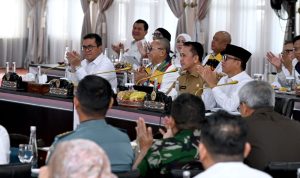 Teks foto : Pj. Gubernur Sumut, mengikuti Rapat Koordinasi Bidang Pangan Provinsi Sumut Tahun 2025 yang dipimpin secara langsung oleh Menteri Koordinator Bidang Pangan RI, Zulkifli Hasan di Aula Tengku Rizal Nurdin, Rumah Dinas Gubernur Sumut, Jalan Sudirman No. 41, Medan.(Istimewa)
