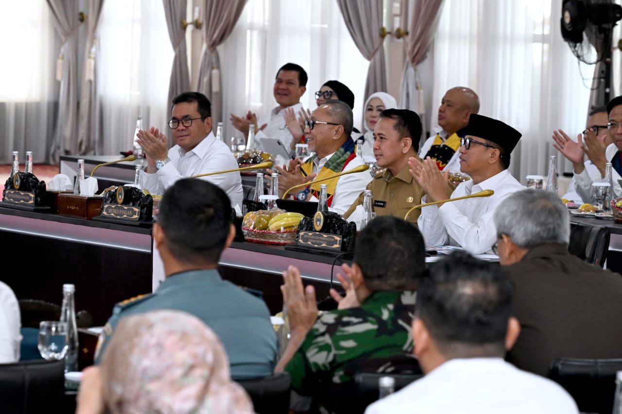 Teks foto : Pj. Gubernur Sumut, mengikuti Rapat Koordinasi Bidang Pangan Provinsi Sumut Tahun 2025 yang dipimpin secara langsung oleh Menteri Koordinator Bidang Pangan RI, Zulkifli Hasan di Aula Tengku Rizal Nurdin, Rumah Dinas Gubernur Sumut, Jalan Sudirman No. 41, Medan.(Istimewa)