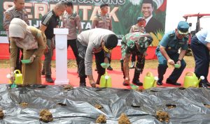 Kapolda Sumut, Irjen Pol Whisnu melakukan kegiatan menanam jagung.(Istimewa)