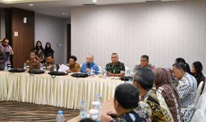Kepala Dinas Sosial Prov.Sumut Asren Nasution memimpin sidang rapat Tim Peneliti Pengkaji Gelar Daerah (TP2GD) dalam rangka pengusulan Pejuang asal Sumatera Utara Prof. Dr. Midian Sirait sebagai calon Pahlawan Nasional.(Istimewa)