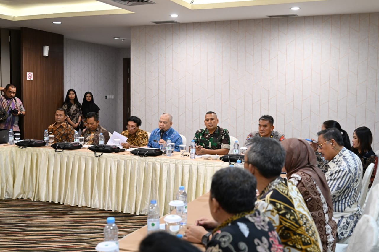 Kepala Dinas Sosial Prov.Sumut Asren Nasution memimpin sidang rapat Tim Peneliti Pengkaji Gelar Daerah (TP2GD) dalam rangka pengusulan Pejuang asal Sumatera Utara Prof. Dr. Midian Sirait sebagai calon Pahlawan Nasional.(Istimewa)