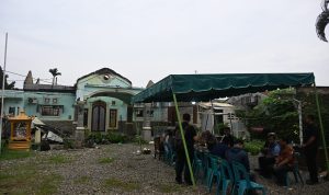 Sekdaprov Sumut M Armand Effendy Pohan didampingi para OPD Pemprov Sumut menjenguk dan memberikan dukungan kepada mantan Kepala Dinas Perikanan Sumut dan juga Asisten Kesejahteraan Sosial OK Zulkarnain yang mendapat musibah kebakaran rumahnya di Jalan Kedondong, Marindal I, Deliserdang.(Istimewa)