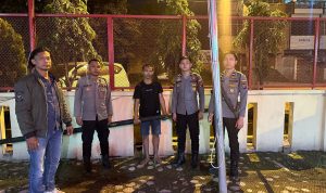 Pelaku ketika diamankan petugas kepolisian.(Istimewa)