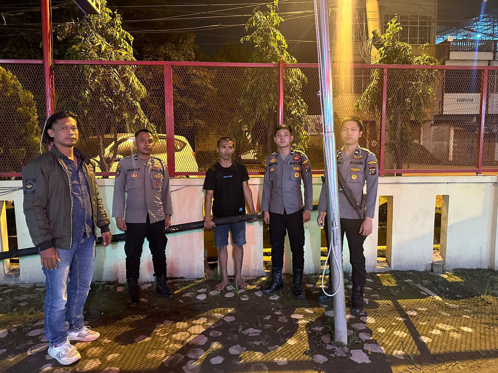 Pelaku ketika diamankan petugas kepolisian.(Istimewa)