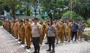 Petugas melakukan apel sebelum melakukan penertiban terhadap gelandangan dan anak jalanan. BP/erwan