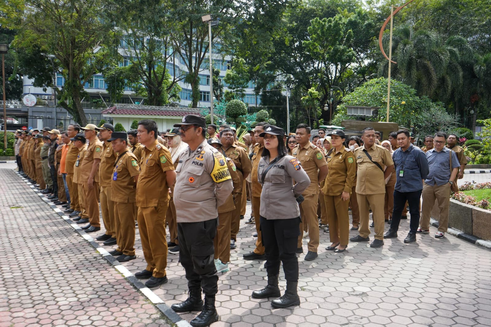Petugas melakukan apel sebelum melakukan penertiban terhadap gelandangan dan anak jalanan. BP/erwan