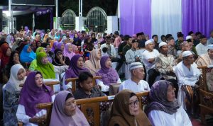 Warga terlihat antusias menghadiri peringatan Israk Mikraj di masjid Al-Ihsan, Minggu (26/1/2025) Malam. BP/erwan