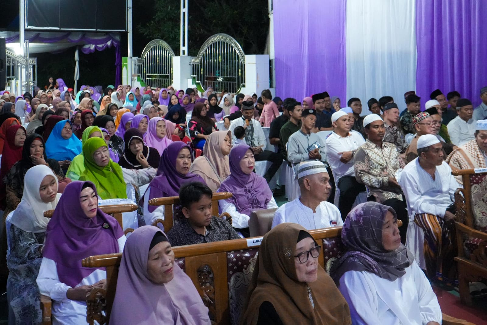 Warga terlihat antusias menghadiri peringatan Israk Mikraj di masjid Al-Ihsan, Minggu (26/1/2025) Malam. BP/erwan