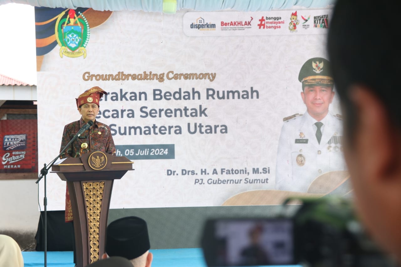 Penjabat (Pj) Gubernur Sumatera Utara (Sumut) Agus Fatoni melakukan Groundbreaking Ceremony Gerakan Bedah Rumah Serentak se-Sumatera Utara di Kecamatan Sei Lepan, Kabupaten Langkat, beberapa waktu yang lalu. (Istimewa)