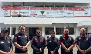Adi Warman Lubis Ketua Tim Kenziro Nusantara (tengah) foto bersama di Kantor Jalan Prof HM Yamin Medan, Kamis (30/1/2025). BP/erwan