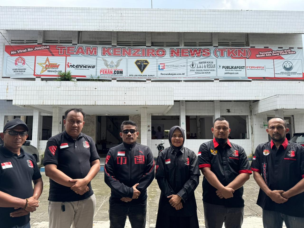 Adi Warman Lubis Ketua Tim Kenziro Nusantara (tengah) foto bersama di Kantor Jalan Prof HM Yamin Medan, Kamis (30/1/2025). BP/erwan