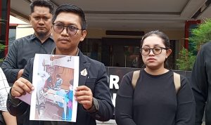 Tim penasehat hukum Tuseno SH dan rekan bersama dengan kliennya bernama Mayang Sari.(Istimewa).