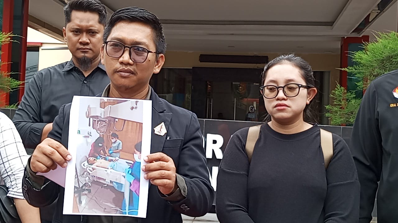 Tim penasehat hukum Tuseno SH dan rekan bersama dengan kliennya bernama Mayang Sari.(Istimewa).