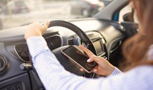 Kenapa Main HP di Mobil Bisa Bikin Pusing dan Mual? Ini Penyebab dan Cara Mengatasinya