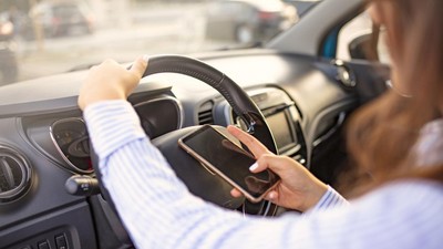 Kenapa Main HP di Mobil Bisa Bikin Pusing dan Mual? Ini Penyebab dan Cara Mengatasinya