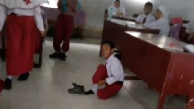 Disdikbud Sesalkan Siswa SD Dihukum Belajar di Lantai karena Tunggakan SPP Disdikbud Sesalkan Siswa SD Dihukum Belajar di Lantai karena Tunggakan SPP