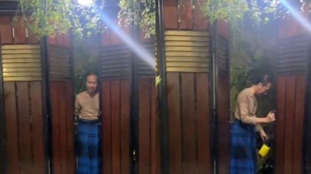 Tampil Santai di Rumah, Jokowi Sapa Warga Solo yang Berkunjung