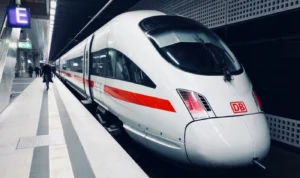 Kereta super cepat Bima 1 siap menyambut kedatangan penumpang.