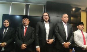 Ketua DPD PDI P Jabar, Ono Surono (tengah) berfoto bersama dengan empat kepala daerah dari PDIP Jabar, di Gedung DPRD Jabar