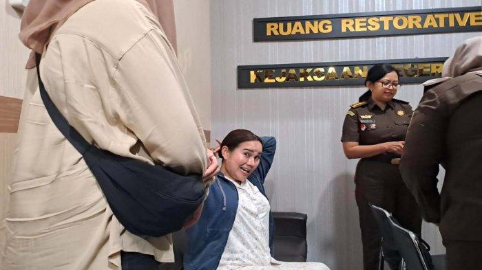 Isa Zega transit di ruang pelimpahan berkas dan tersangka Kejaksaan Negeri Kabupaten Malang