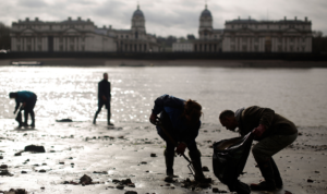 Orang -orang telah melemparkan mayat ke Sungai Thames