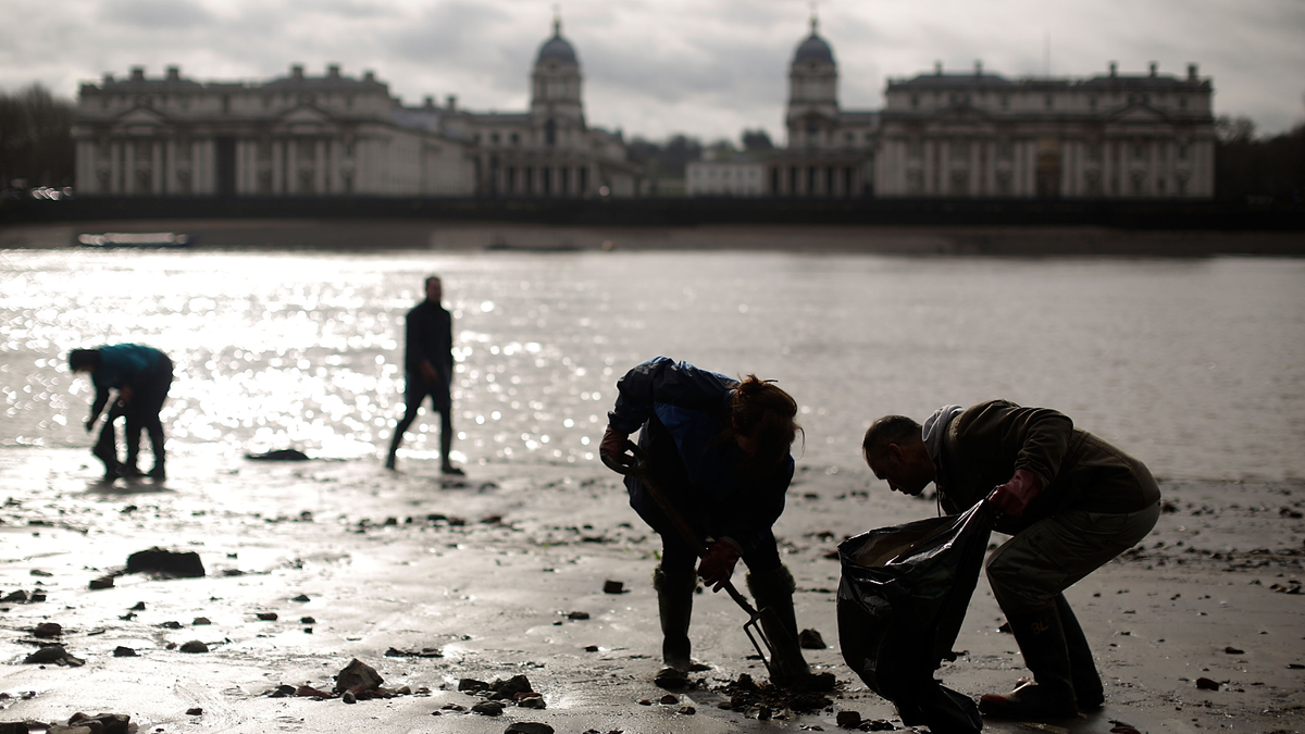 Orang -orang telah melemparkan mayat ke Sungai Thames