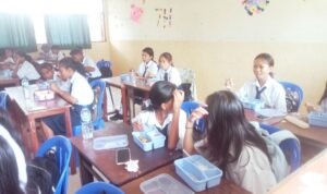 Para siswa SMP Katolik Frater Maumere sedang menikmati makan siang pada Selasa