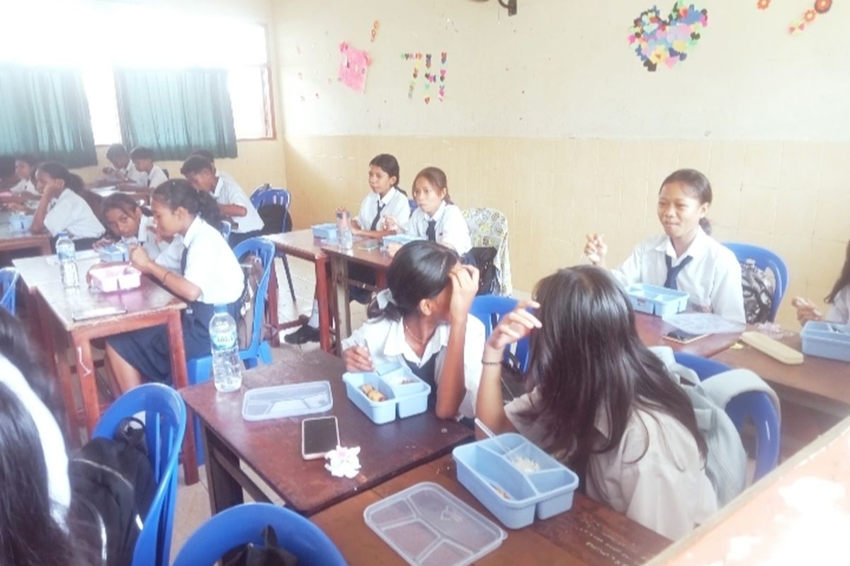 Para siswa SMP Katolik Frater Maumere sedang menikmati makan siang pada Selasa