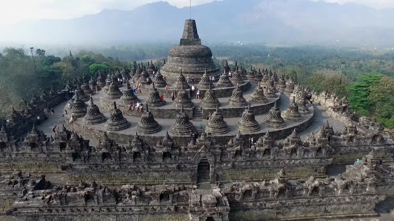 10 Tempat Bersejarah di Indonesia yang Wajib Dikunjungi, Penuh Nilai Sejarah dan Budaya