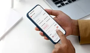 Nasabah sedang menggunakan Paylater Akulaku