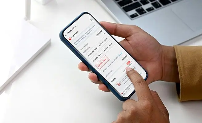 Nasabah sedang menggunakan Paylater Akulaku