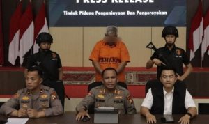 Tersangka penganiayaan, RBP alias UP dihadirkan dalam konferensi pers di Mapolres Siak, Riau