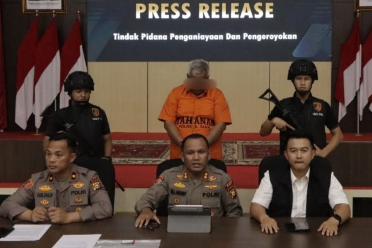 Tersangka penganiayaan, RBP alias UP dihadirkan dalam konferensi pers di Mapolres Siak, Riau